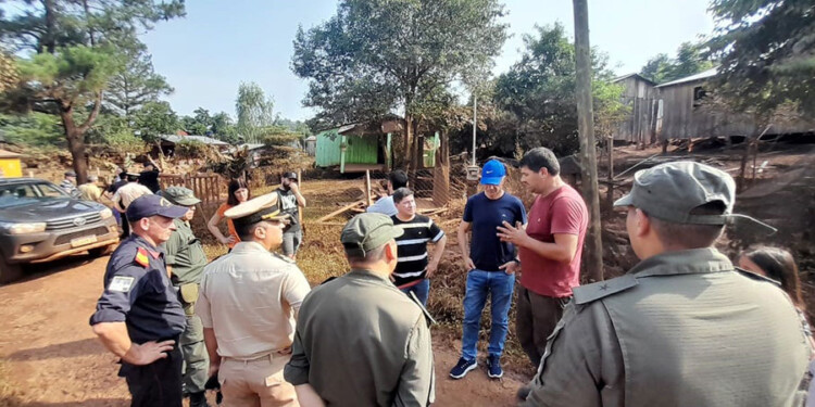 CON LOS VECINOS. Funcionarios provinciales e integrantes del Comité de Crisis recorrieron ayer zonas afectadas.
