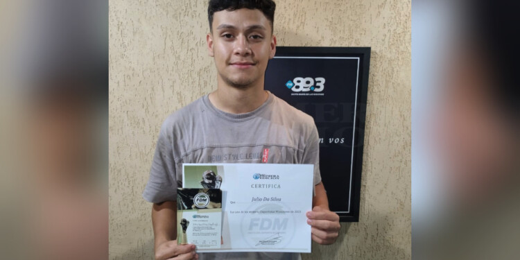 AS DEL VOLANTE. Julio Da Silva, ternado en karting, ya tiene sus tarjetas.