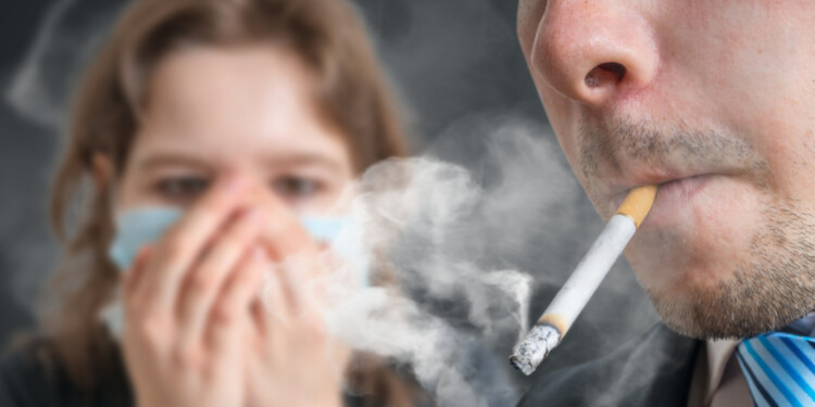 FUMADOR Y FUMADOR PASIVO. El 35% de los argentinos todavía fuma y otro 35% son exfumadores, lo que aumenta el riesgo a contraer EPOC.