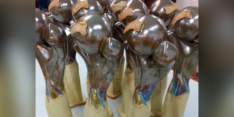 ESPERAN DUEÑO. Las estatuillas están listas para premiar a los mejores.