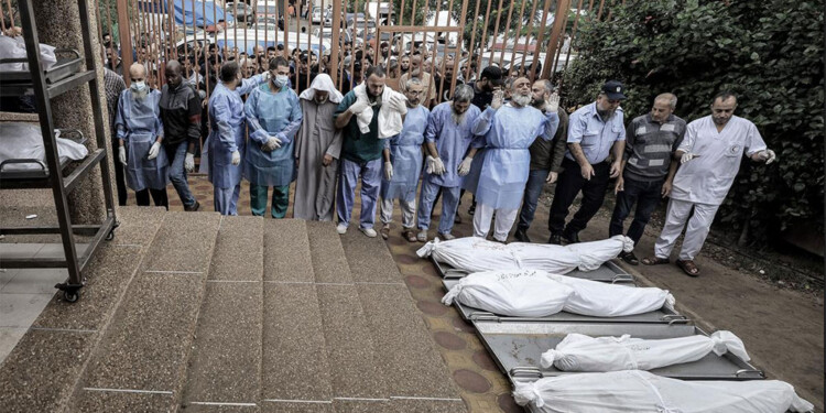 El doctor Mohamad Abu Salmiya, director del centro de salud Al Shifa de Ciudad de Gaza, informó que los cuerpos de 179 personas fueron enterrados en una "fosa común".