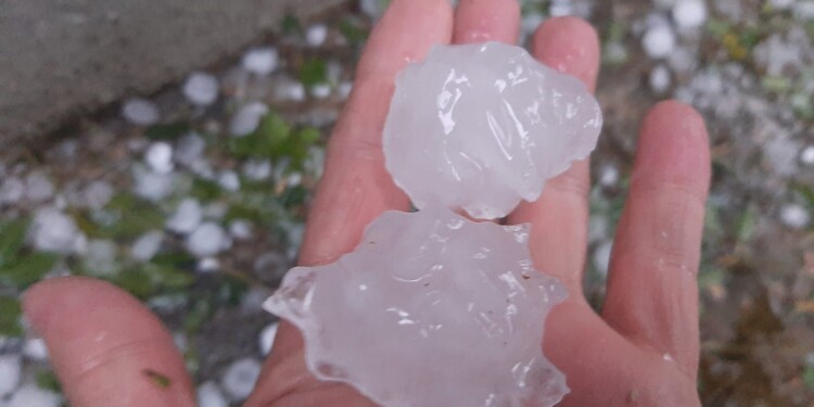 Posadas amaneció con una fuerte granizada que provocó roturas de vidrios en casas y autos