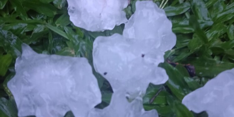 Posadas amaneció con una fuerte granizada que provocó roturas de vidrios en casas y autos