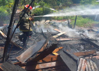 Una mujer y sus tres hijos se quedaron con lo puesto tras el incendio de su casa