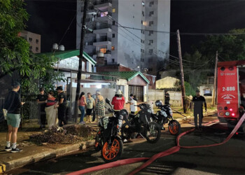 Mujer de 80 años perdió todo al incendiarse su vivienda