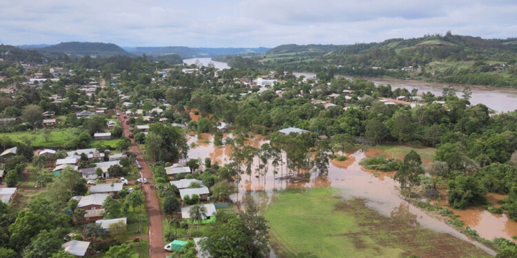 PERDER TODO. Productores de diferentes rubros perjudicados por intensos vientos, granizos y anegamientos.