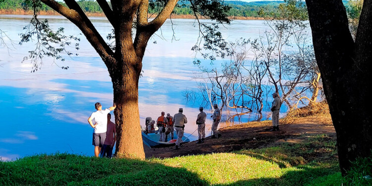 OPERATIVO EN CONJUNTO. Prefectura recorría con una embarcación la zona donde desapareció el menor de 17 años, en tanto que la policía brindaba apoyo.
