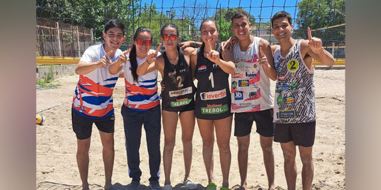 CAMPEONES. El equipo femenino y masculino de beach voley, y sus entrenadores.
