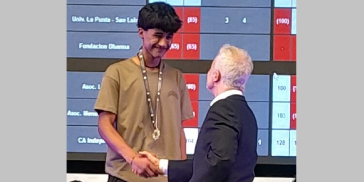 AL PODIO. David y la plata en el pecho. Orgullo para el deportista obereño.