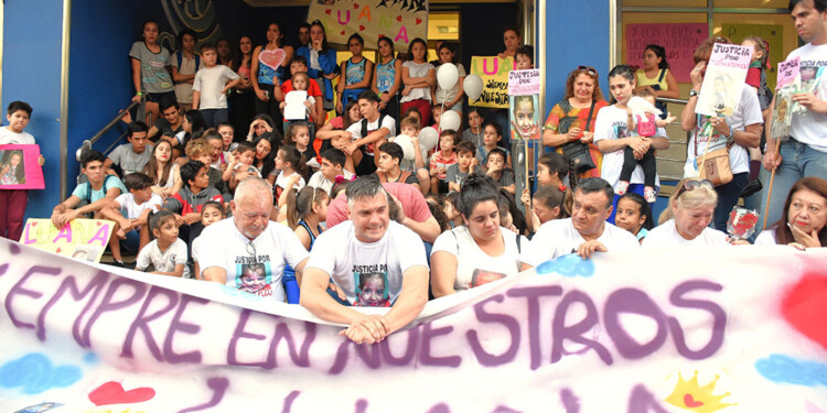 RECLAMO VIGENTE. Martín Kruka (centro de la imagen) encabezó las manifestaciones por justicia para su hija.