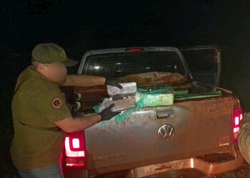 Intentaron huir con marihuana en dos camionetas pero quedaron atascados en el barro de caminos rurales