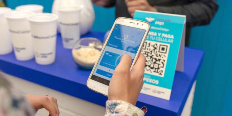 MANIOBRAS SOCIALES. En la mayoría de los casos, los estafadores usan a su favor la prisa que tienen los cajeros al momento de cobrar para concretar las estafas.