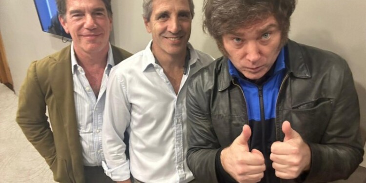 Nicolás Posse, Luis Caputo y Javier Milei se sacaron una selfie antes de subirse el avión para ir a Estados Unidos.