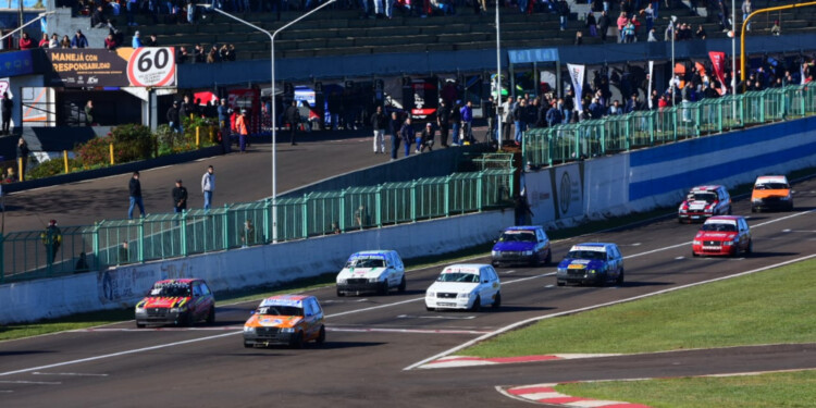 PREPARADOS. Los autos llegarán al Rosamonte para disputar la séptima fecha. (Foto A.Smialkowski).