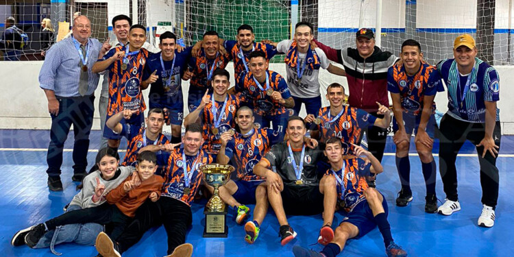 DE PRIMERA. El combinado montecarlense se llevó la copa de manera invicta, tras alcanzar cinco triunfos y un empate. (Foto C.Reble).