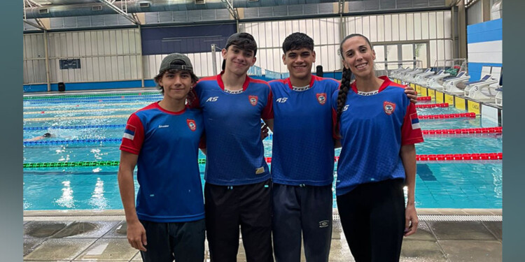 EQUIPO COMPLETO. Los tres nadadores del CAPRI junto a Marión Báez Breard.
