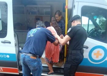 Asistieron a una mujer que se cayó y golpeó la cabeza y el brazo en pleno centro de Oberá