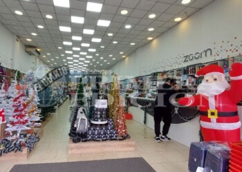 Llegó fin de año: adornos navideños ya se exhiben en locales posadeños