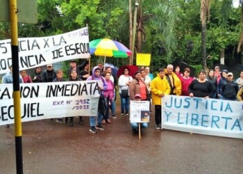 Marcharon para pedir la liberación de un docente acusado de abuso