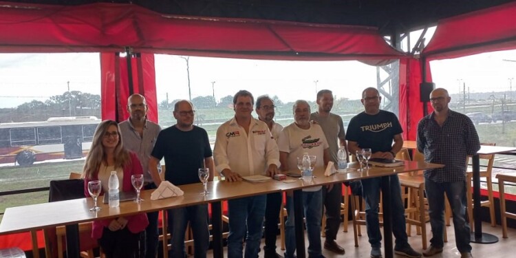 NUEVA COMISIÓN. Los integrantes de la comisión directiva de la entidad del rally misionero, junto a Brunner.