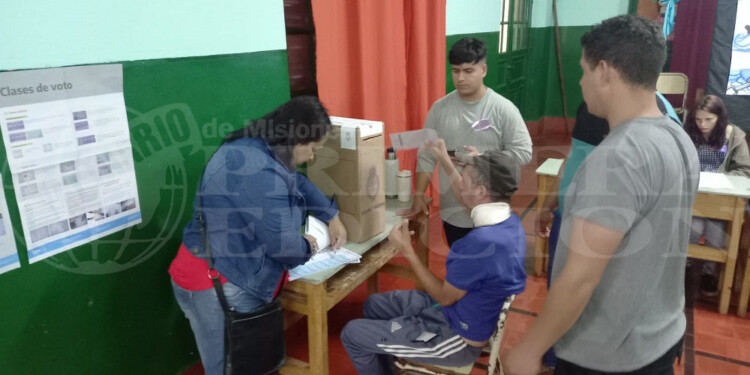 INSÓLITO. Una persona con dificultades para moverse tuvo que ser asistido por los demás votantes para que pueda ejercer su derecho ciudadano. El hombre esperaba sentado afuera del establecimiento para sufragar, pero personal de la fuerza militar presente en el edificio impidió que la urna sea sacada afuera de la escuela.