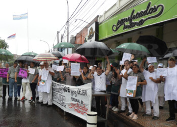 Trabajadores de la panadería Maná se manifiestan para que se reabra el local