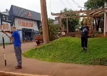 En plena caravana de cierre de campaña, se mostró amenazante con un rifle