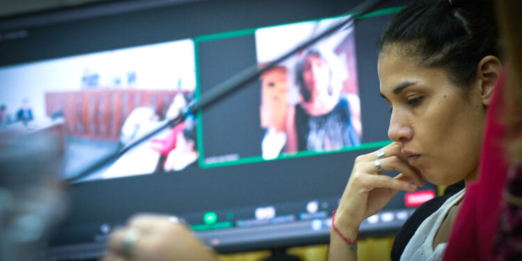 RITA. La joven ayer estuvo atenta y se la notó más tranquila durante la audiencia en la que escuchó los testimonios de profesionales de la salud que la entrevistaron. (Foto: gentileza M. Otaño - @mmo_marcos)