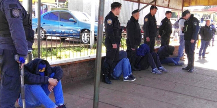 NO LLEGARON LEJOS. Poco tiempo después del asalto, gran parte de la gavilla fue interceptada en la Terminal.