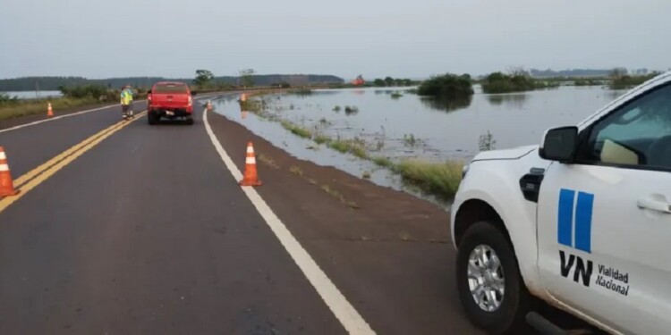AGUAS SIN CONTROL. La ruta Nacional 14 que comunica a la ciudad de Santo Tomé con el resto del país esta por demás complicada su circulación, a raíz de la crecida del río Uruguay.