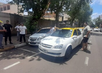 Taxistas cortaron el tránsito para reclamar contra Uber en Posadas