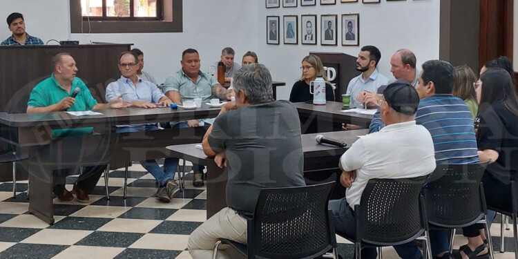 REUNIDOS. La Comisión de Transporte y Tránsito, con la presencia de funcionarias de la Secretaría de Movilidad Urbana, avanzó ayer en el proyecto de taxistas para sancionar con mayor dureza a trabajadores de Uber.