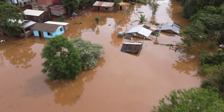 IMPACTANTE. Decenas de casas quedaron completamente bajo agua por la crecida del río.