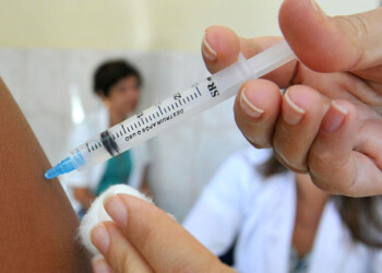 Médicos recuerdan que las mujeres adultas también pueden vacunarse contra el VPH