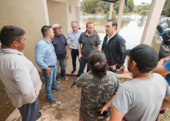 El gobernador Valdés recorre zonas afectadas por la creciente del Paraná