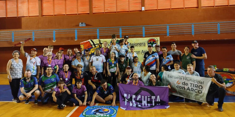 EN EQUIPO. Los arqueros misioneros que disputaron la final provincial.