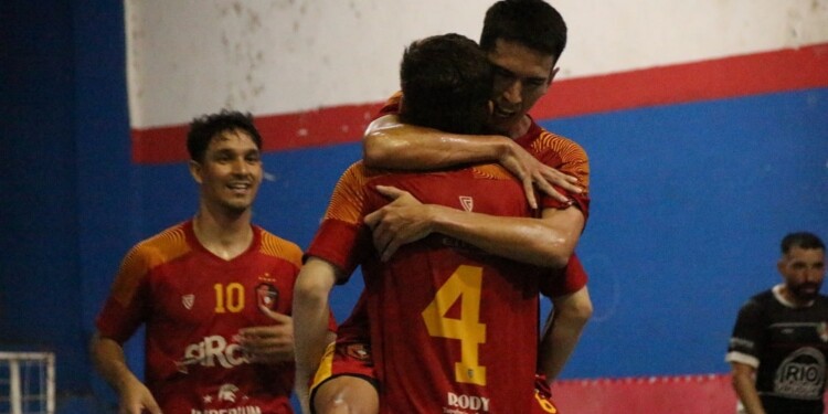 GRITO SAGRADO. Toledo celebra uno de los dos que le marcó a Los Vascos, en la revancha de la serie de semis (Foto: gentileza Solo Futsal)