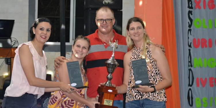 EN EL PODIO. Genoveva e Ivana, con sus trofeos, en la entrega de premios tras su consagración el último finde.