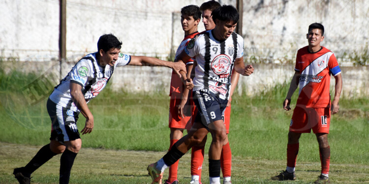 CARTA DE GOL. Walter Ortega Solís celebra en el duelo del sábado por la tarde ante los de la zona centro provincial.