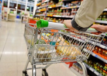 Politólogos advierten sobre el impacto que generará el ajuste en la sociedad