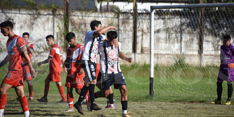 NUNCA FALLA. Walter Ortega Solís se hizo presente en el marcador. Convirtió de cabeza en el 3-1 ante River.