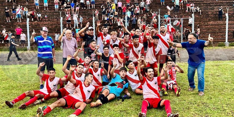 ES CON TODOS. Los jugadores y cuerpo técnico del campeón celebraron con los hinchas del barrio Tiro Federal (Foto: gentileza C.Olivera Schuster)