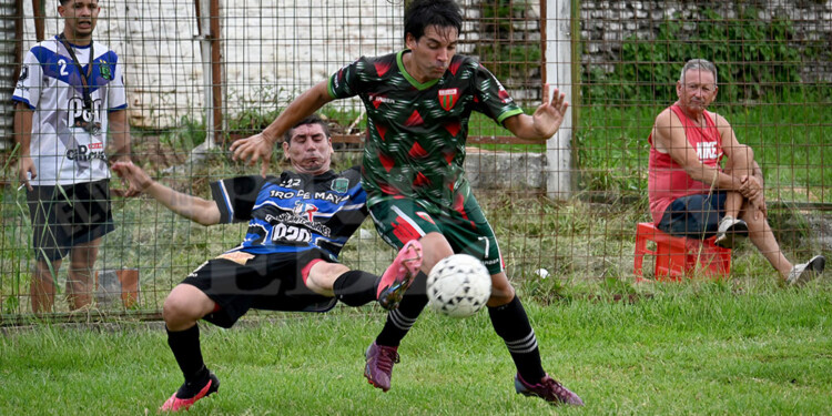 LUCHA. Los jugadores de Brown y 1º de Mayo pelean por la posesión del balón.