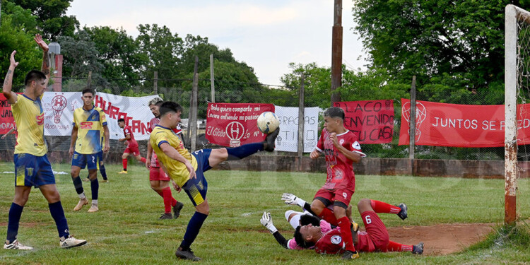RECHAZA. Yegros saca la pelota ante la mirada de Casapava y Galeano.