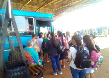 Nuevo día, misma espera: la terminal Quaranta abarrotada de gente por la reducción de frecuencias