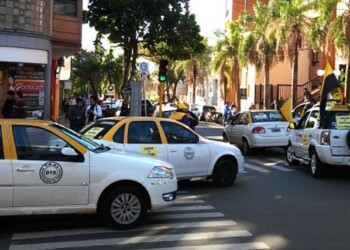 Suba de costos, tarifas fijas y Uber complican a taxistas posadeños