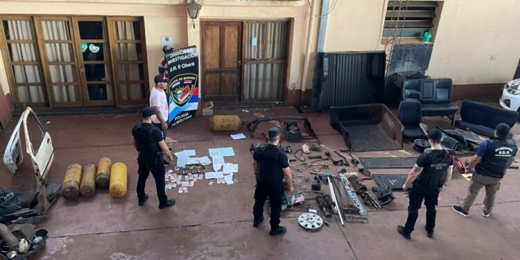 MODALIDAD. Se cree que los autos robados en Buenos Aires son vendidos o canjeados con los traficantes, desguazados o convertidos en “mellizos”.