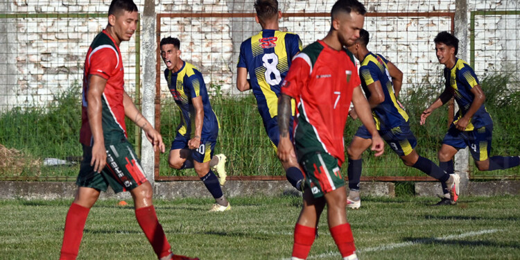 GOLAZO. Leonardo Morales, en el fondo, festeja su tanto mientras los futbolistas del Verdirrojo lo sufren. Fue el 1-2.