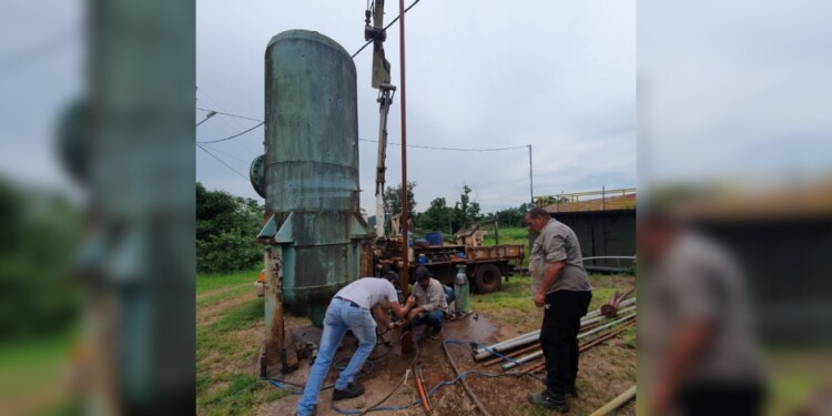 Desde el Consejo de Administración de la Cooperativa Eléctrica Eldorado Limitada informaron que como consecuencia de los problemas de faltante de agua surgidos en los últimos días en distintos puntos de la ciudad, tomó “medidas fuertes en inversiones” con el propósito de llevar una solución paliativa.
Fue así que decidió contratar a una empresa para la realización de dos pozos perforados en lomas del Paraná y en Barrio Los Lapachos, que comenzó el último miércoles con los estudios de factibilidad y en la víspera con las tareas técnicas específicas.
A través de un comunicado remarcaron que “las soluciones son paliativas ya que la planta de Paticuá dará finalización a la falta de suministro en Eldorado. Mientras tanto, las perforaciones y las plantas de Pinares y del Kilómetro 9 trabajan a pleno para abastecer a toda la ciudad”, en este momento del año en el cual aumenta la demanda de agua./ Foto Karem Welter
