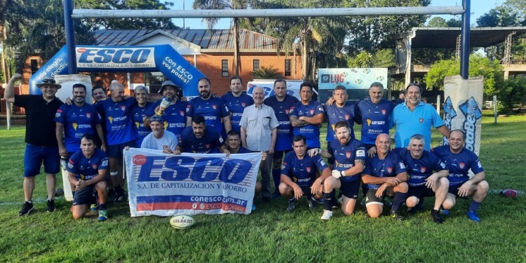 ANFITRIÓN. El equipo de veteranos de CAPRI junto a “Capullo” Cáceres (chomba celeste, junto al poste izquierdo).